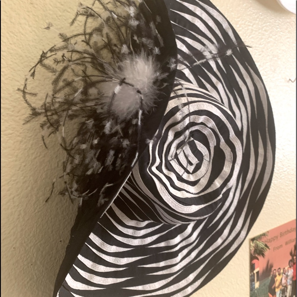 👒 Milani - 💯% Straw - Blk/Wht w/Feather - $25